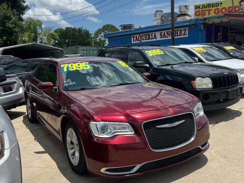 Used 2018 Chrysler 300 Touring RWD image 3