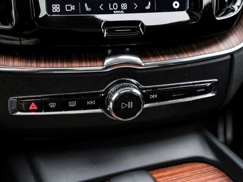 Used 2023 Volvo XC60 B5 Plus image 25