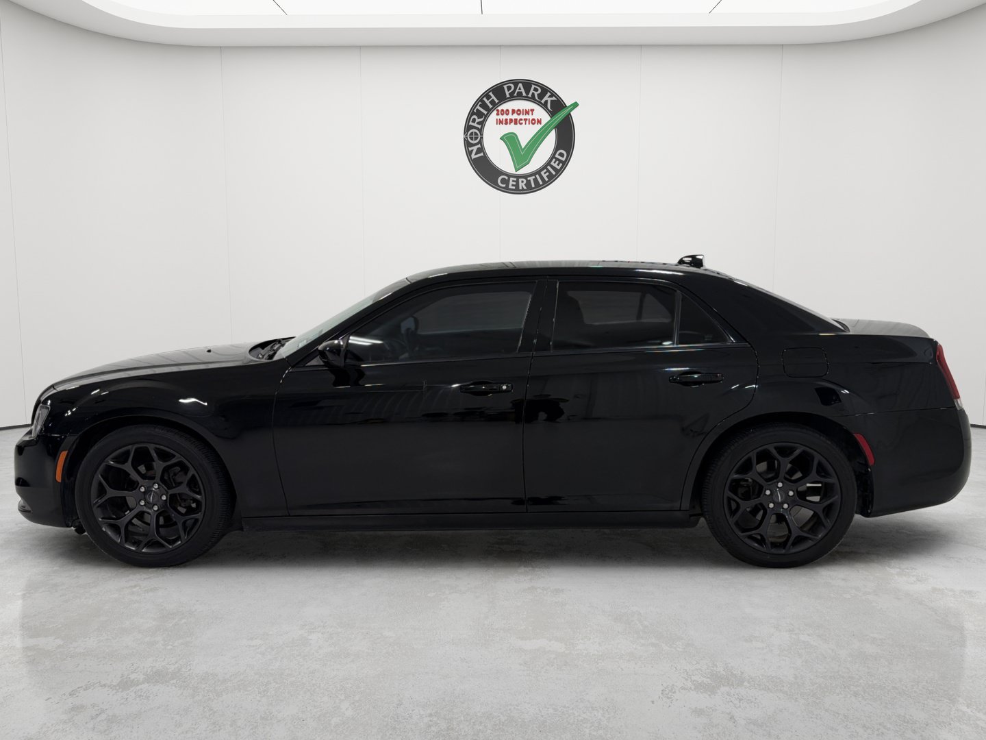 Used 2019 Chrysler 300 Touring w/ Sport Appearance Package RWD image 2