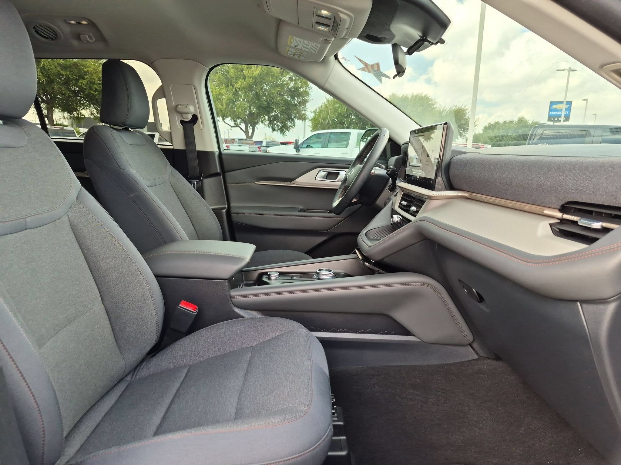 Used 2025 Ford Explorer Active RWD image 29