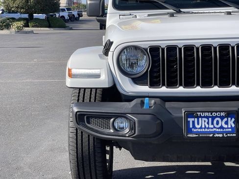 Used 2024 Jeep Wrangler Unlimited AWD/4WD image 2