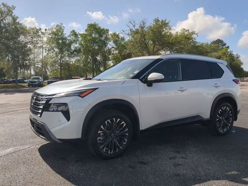 Certified 2025 Nissan Rogue SL w/ Tech Package FWD image 8