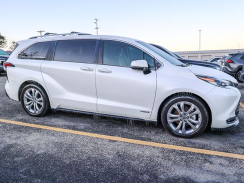 Used 2021 Toyota Sienna Platinum image 6