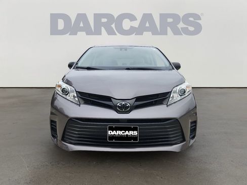 Used 2020 Toyota Sienna L image 2