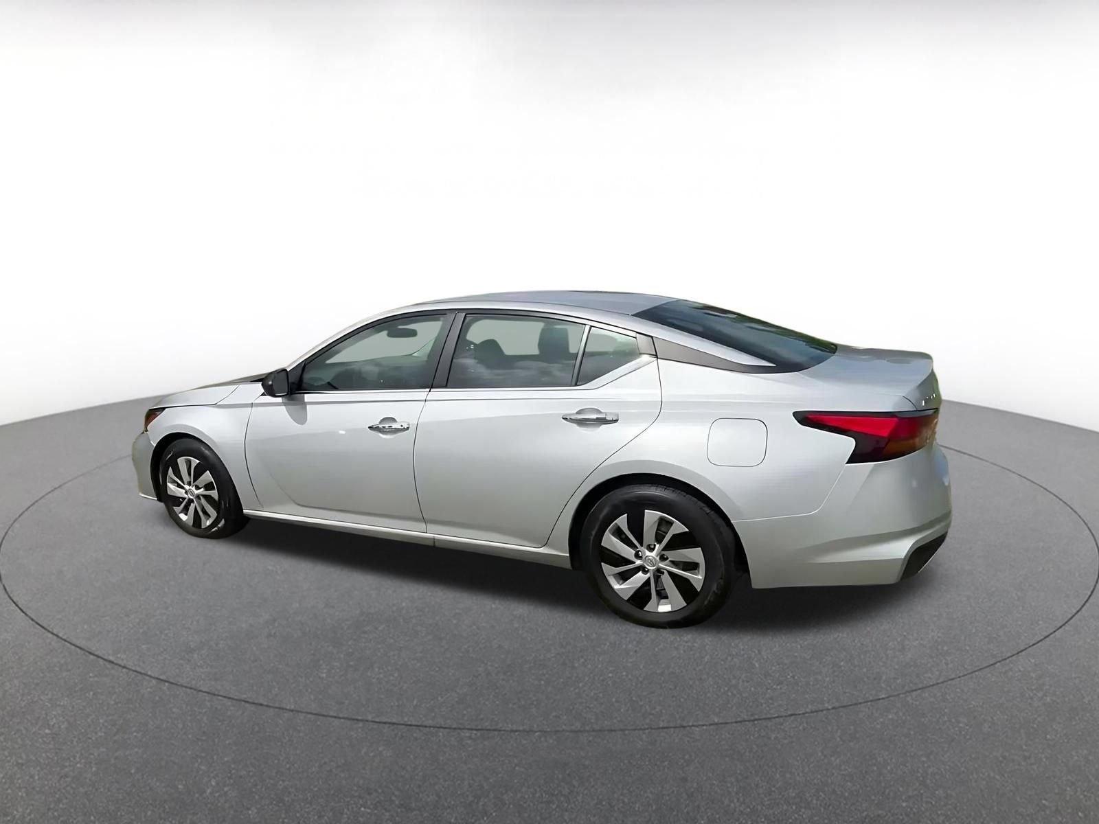 Used 2024 Nissan Altima 2.5 S FWD image 9