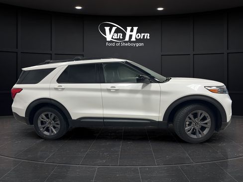 Used 2022 Ford Explorer XLT w/ Equipment Group 202A AWD/4WD image 8