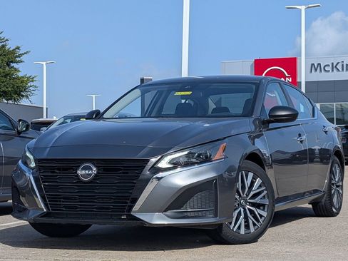 Used 2024 Nissan Altima 2.5 SV FWD image 2