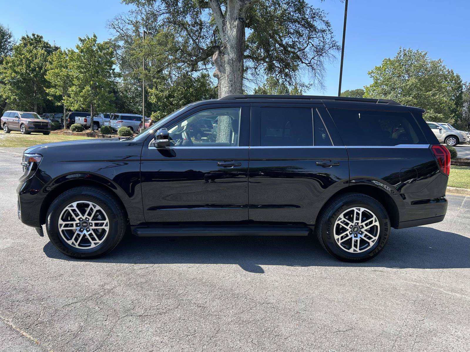 Used 2025 Ford Expedition Active RWD image 9