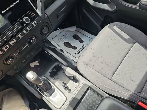 Used 2025 Nissan Frontier SV image 27