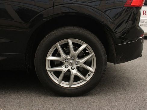 Used 2019 Volvo XC60 T5 Momentum w/ Multimedia Package AWD/4WD image 10