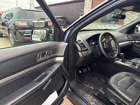 Used 2018 Ford Explorer XLT w/ Equipment Group 202A image 9