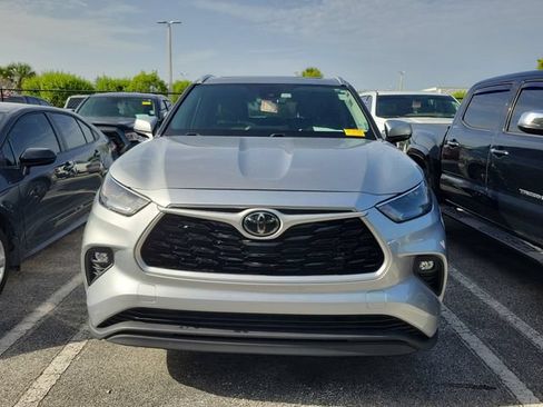 Used 2022 Toyota Highlander XLE FWD image 2