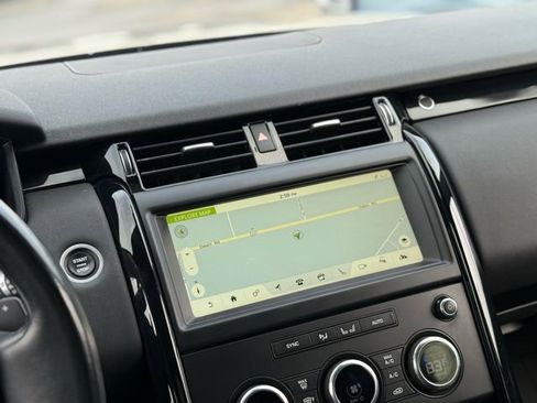 Used 2018 Land Rover Discovery SE image 3