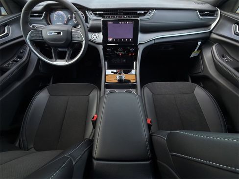 New 2025 Jeep Grand Cherokee Altitude image 10