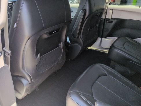Used 2023 Chrysler Pacifica Touring-L FWD image 19