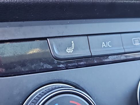 Certified 2022 Volkswagen Taos SE w/ Panoramic Sunroof Package image 13