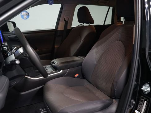 Used 2023 Toyota Highlander L FWD image 6