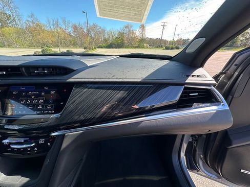 Used 2025 Cadillac XT6 Premium Luxury image 16