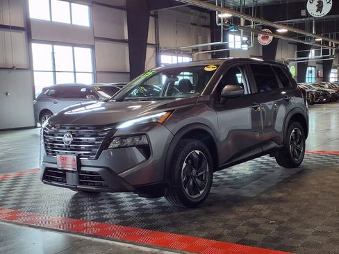 Used 2025 Nissan Rogue SV image 3