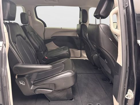 Used 2023 Chrysler Pacifica Touring-L FWD image 17