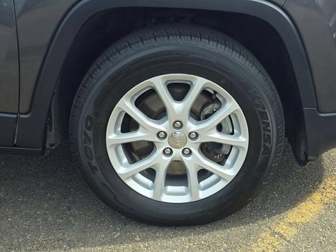 Used 2016 Jeep Cherokee Latitude w/ Cold Weather Group AWD/4WD image 9