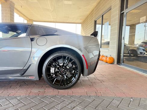 Used 2015 Chevrolet Corvette Z06 w/ 3LZ Preferred Equipment Group RWD image 5