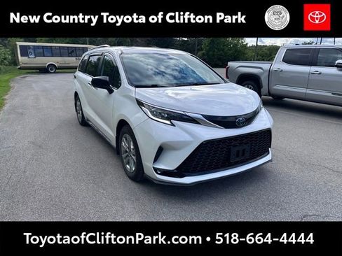 Used 2023 Toyota Sienna XSE w/ XSE Plus Package AWD/4WD image 1