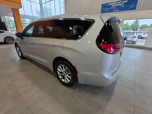 Used 2026 Chrysler Pacifica Limited FWD image 13