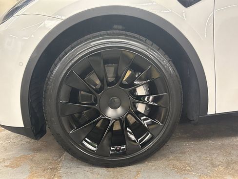 Used 2022 Tesla Model Y Long Range image 20