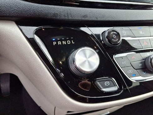 Certified 2022 Chrysler Pacifica Touring-L image 12