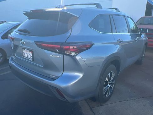 Used 2024 Toyota Highlander XLE AWD/4WD image 4