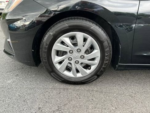 Used 2019 Hyundai Elantra SE FWD image 25
