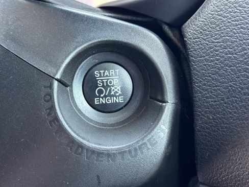 Used 2018 Jeep Renegade Latitude w/ UConnect 8.4 Nav Group FWD image 30