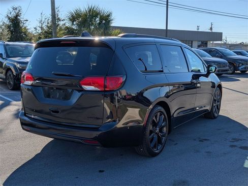 Used 2020 Chrysler Pacifica Limited w/ Quick Order Package 27H Red S image 5