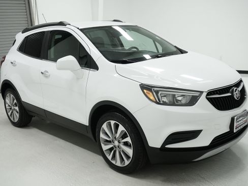 Used 2020 Buick Encore Preferred image 3