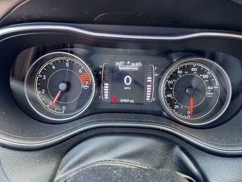 Used 2019 Jeep Cherokee Latitude Plus FWD image 7
