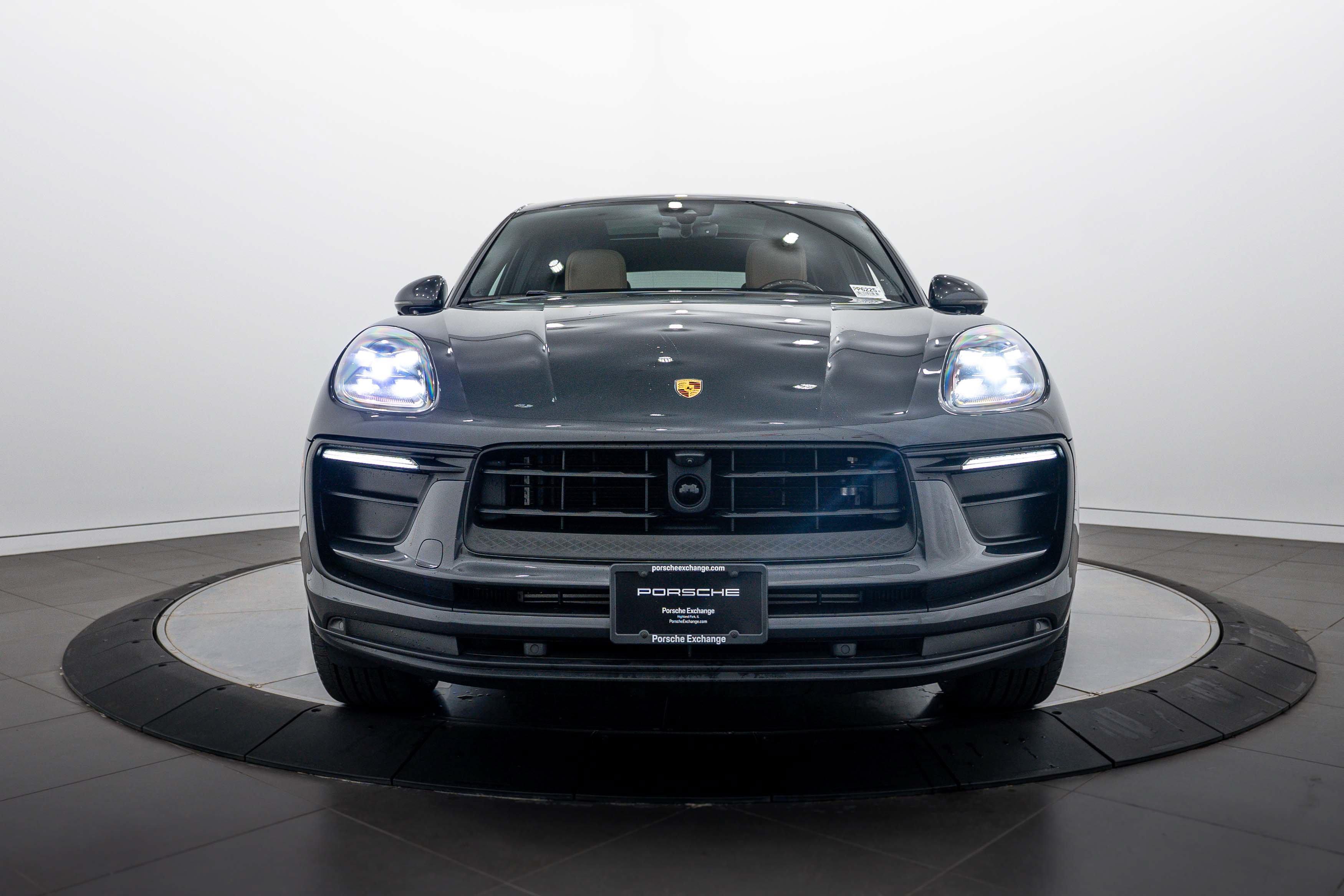 Certified 2025 Porsche Macan AWD/4WD image 10
