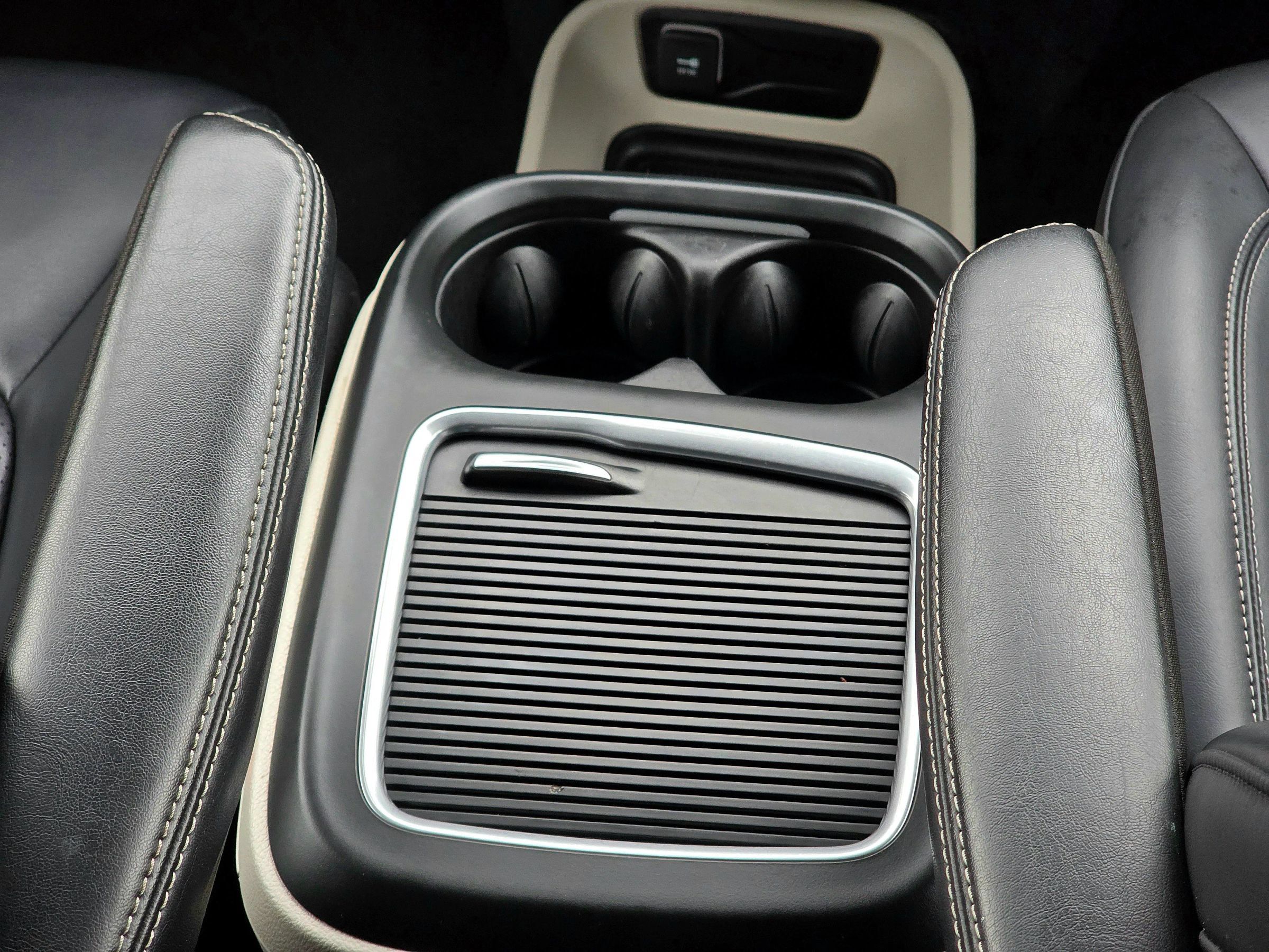 Used 2023 Chrysler Pacifica Touring-L FWD image 33