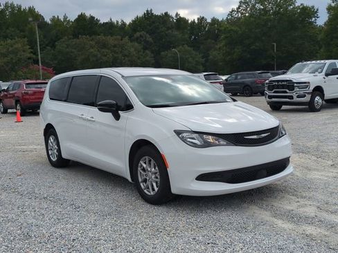 New 2026 Chrysler Voyager LX image 7