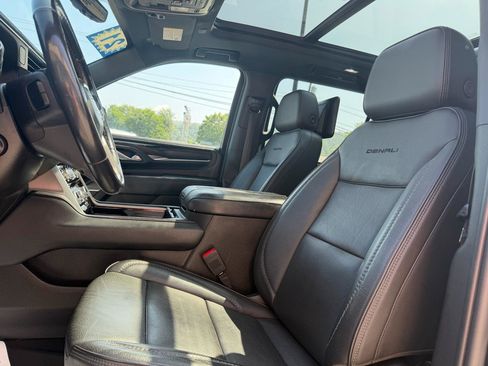 Used 2021 GMC Yukon XL Denali w/ Denali Premium Package AWD/4WD image 9