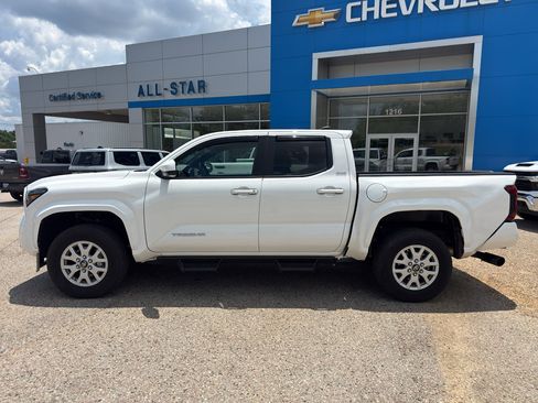 Used 2025 Toyota Tacoma SR5 AWD/4WD image 3