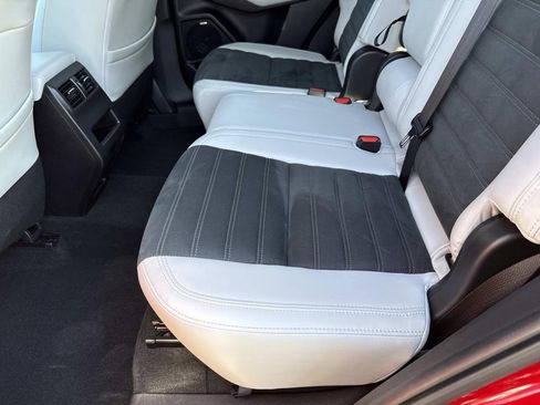 Used 2025 Mitsubishi Outlander SE image 16