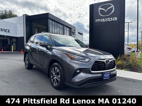 Used 2022 Toyota Highlander XLE image 1