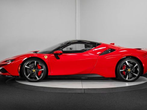 Used 2022 Ferrari SF90 Spider image 8