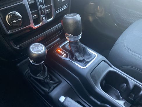 Used 2021 Jeep Gladiator Sport image 13