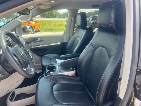 Used 2023 Chrysler Pacifica Touring-L FWD image 15