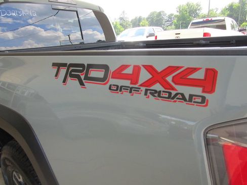 Used 2022 Toyota Tacoma TRD Off-Road AWD/4WD image 13