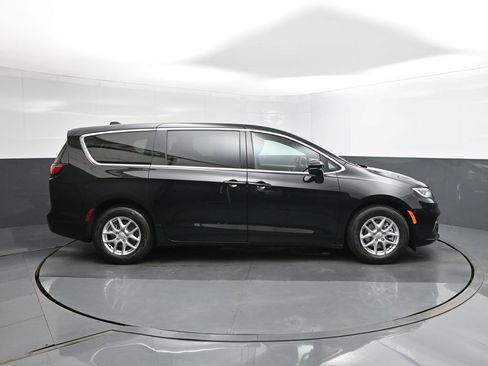 New 2026 Chrysler Pacifica Select image 26