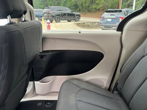 Used 2018 Chrysler Pacifica Touring Plus FWD image 15