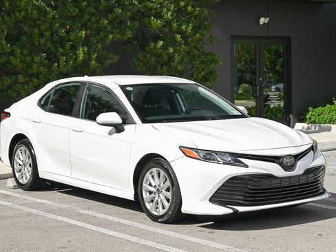 Used 2019 Toyota Camry LE image 3